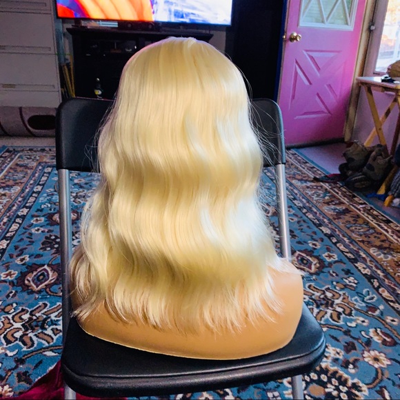 Beachy light blond wig - Picture 4 of 10